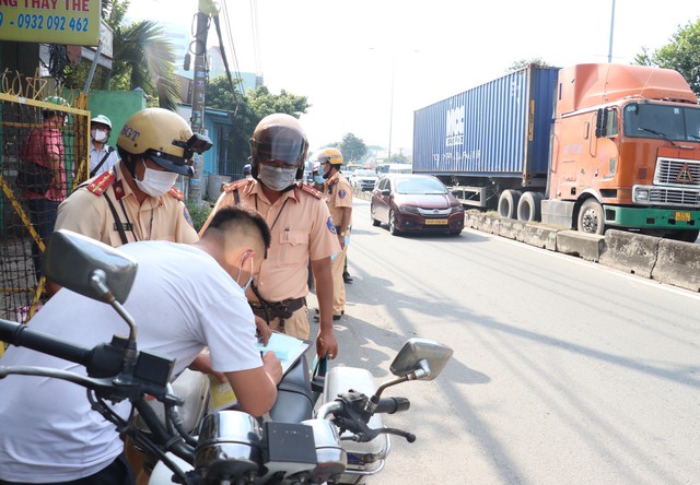 TPHCM: Bảo đảm trật tự an toàn giao thông những tháng cuối năm - Ảnh 1. TPHCM: Bảo đảm trật tự an toàn giao thông những tháng cuối năm - Ảnh 1.