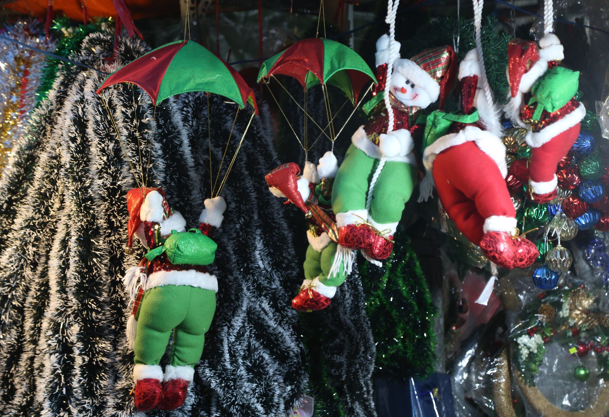 Phố bán đồ trang trí Noel ở TPHCM nhộn nhịp vào mùa