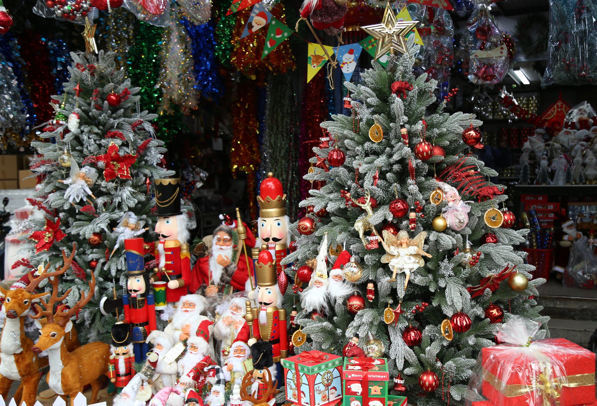 Phố bán đồ trang trí Noel ở TPHCM nhộn nhịp vào mùa