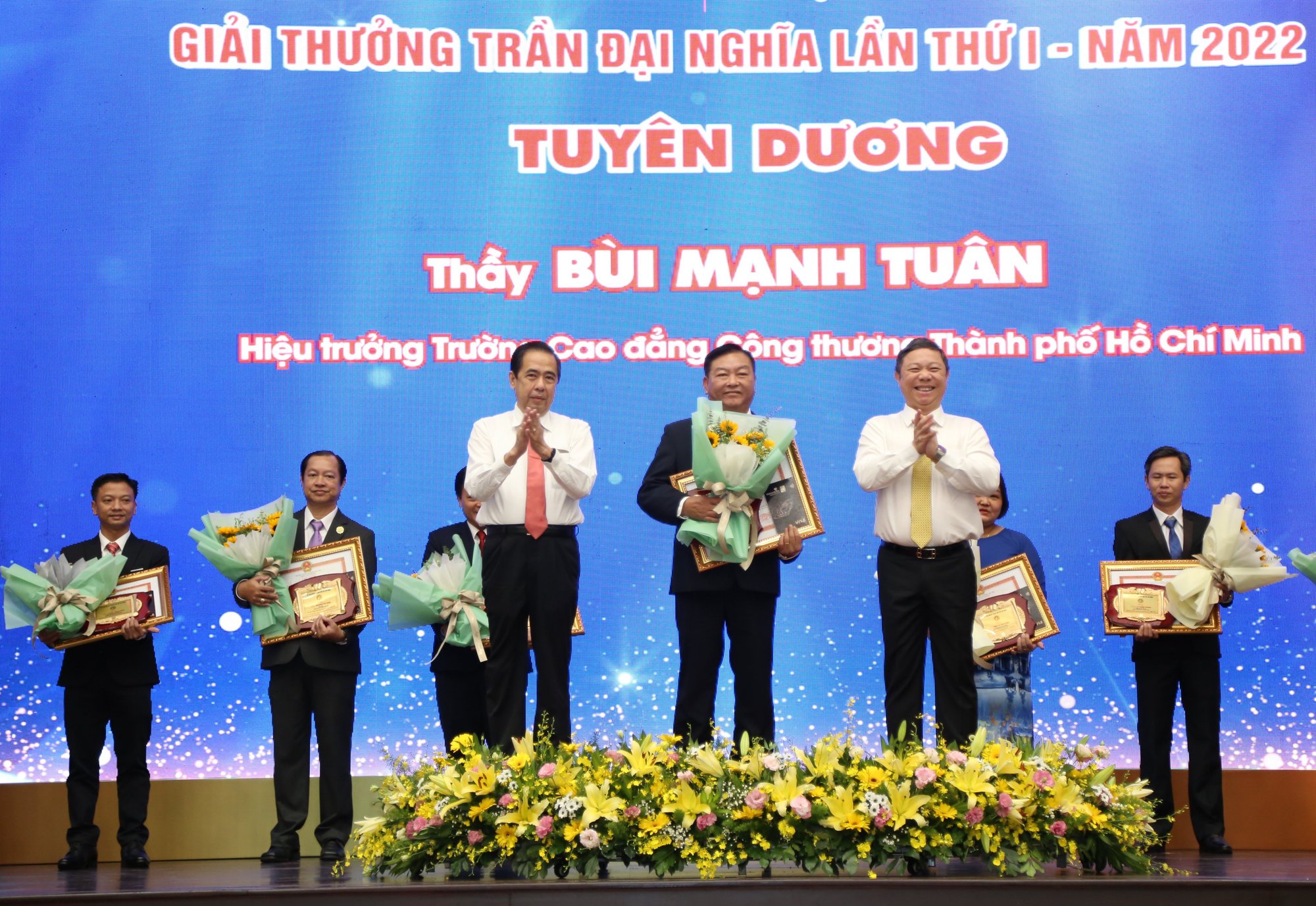 Vinh danh 12 nhà giáo, cán bộ quản lý đoạt giải thưởng Trần Đại Nghĩa lần thứ nhất - Ảnh 1.