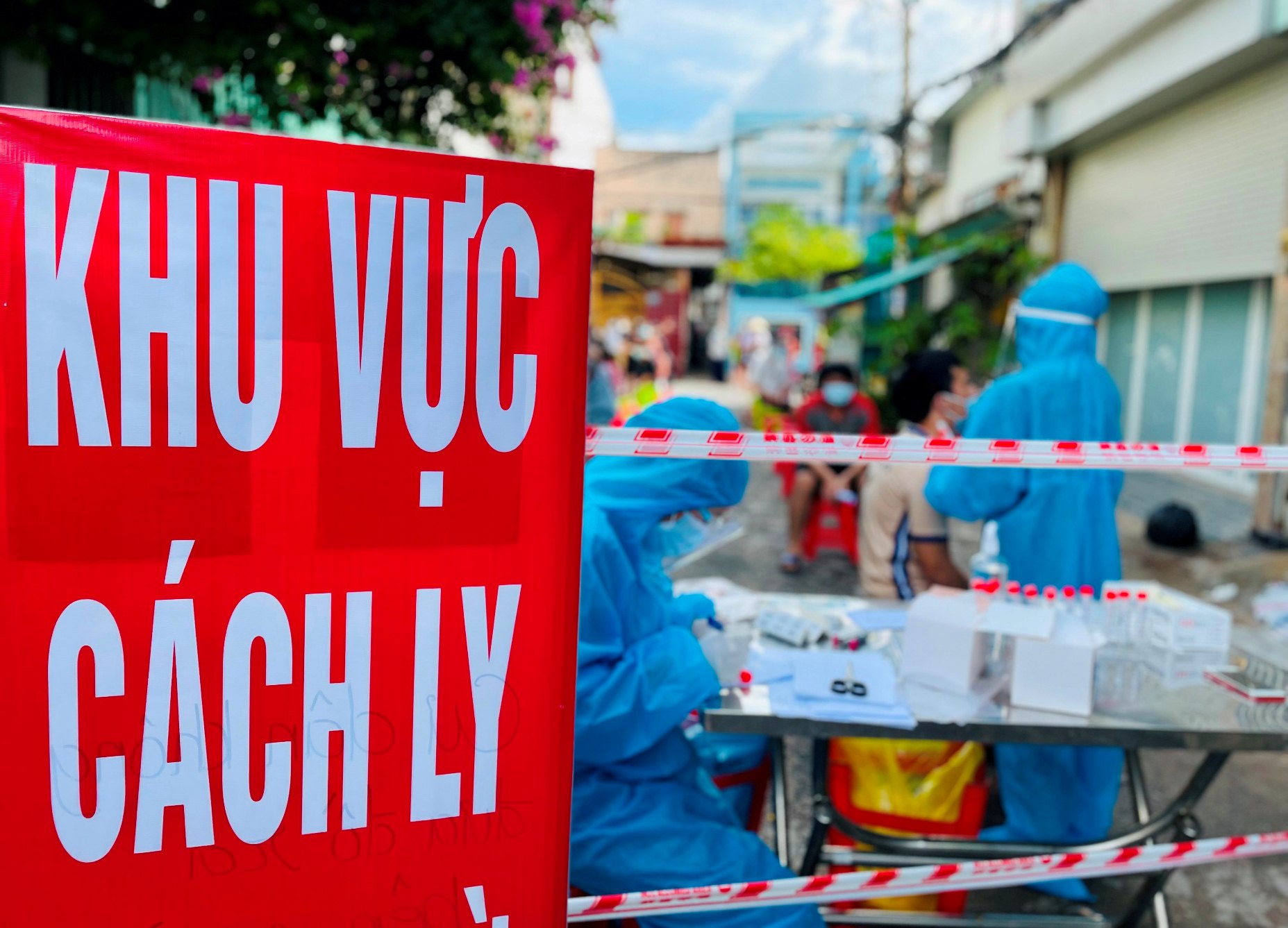 Hình ảnh đường phố Sài Gòn mùa dịch trong năm đặc biệt sẽ cho bạn thấy một thành phố đang vượt qua khó khăn, đổi mới để vươn lên trong tương lai. Những hình ảnh này sẽ làm nên một giá trị vô giá cho các thế hệ sau, hãy cùng tìm hiểu và yêu thương Sài Gòn trong những tháng ngày đầy thử thách.