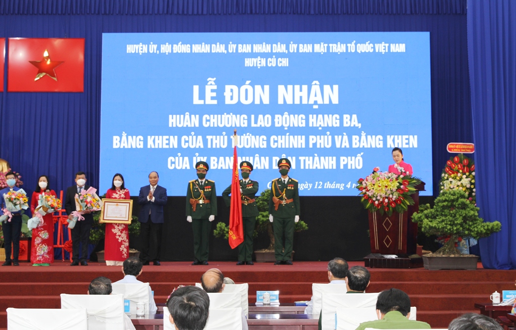 Huyện Củ Chi vinh dự được Chủ tịch nước trao tặng Huân chương Lao động hạng 3 - Ảnh 1.