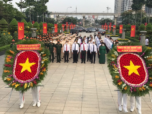Lãnh đạo TPHCM dâng hương tưởng niệm các anh hùng, liệt sĩ - Ảnh 1.