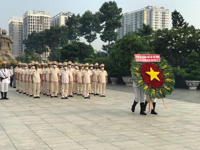 Lãnh đạo TPHCM dâng hương tưởng niệm các anh hùng, liệt sĩ - Ảnh 6.