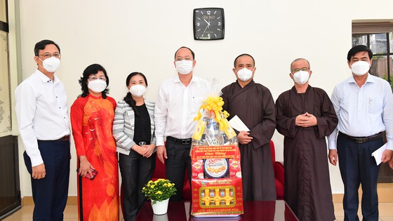 Lãnh đạo TPHCM thăm, chúc mừng Đại lễ Phật đản  - Ảnh 2.