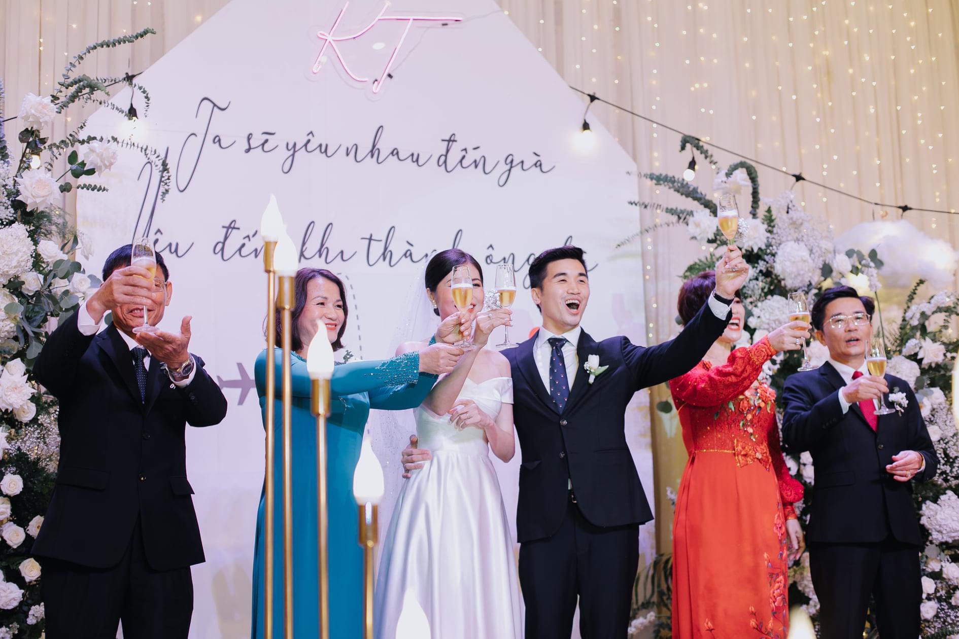 Thanh Hằng và chồng nhạc trưởng xuất hiện sau tiệc cưới xa hoa gây chú ý |  Báo Dân trí