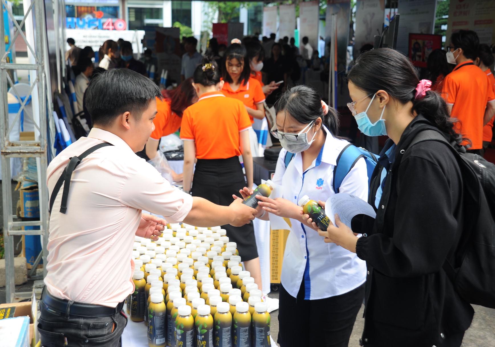 Nhân sự ngành dịch vụ ngày càng có nhu cầu cao