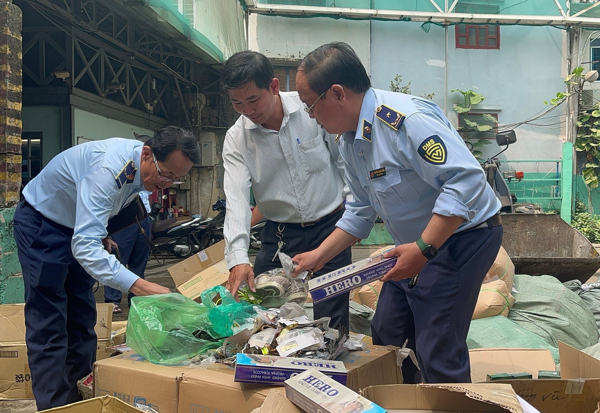 TPHCM: Tiêu hủy hơn 5.500 sản phẩm giả mạo nhãn hiệu nổi tiếng