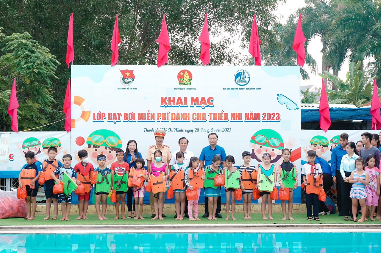 Ánh Viên dạy bơi miễn phí cho trẻ em huyện Bình Chánh