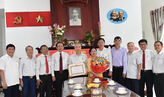 Trao Huy hiệu 55 năm tuổi Đảng cho đồng chí Huỳnh Đảm - Ảnh 1. Trao Huy hiệu 55 năm tuổi Đảng cho đồng chí Huỳnh Đảm - Ảnh 1.