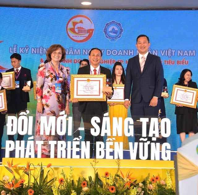 VINA CHG được vinh danh doanh nghiệp - doanh nhân tiêu biểu TPHCM 2024- Ảnh 1.