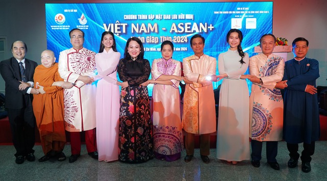 Tưng bừng sắc màu áo dài tại sự kiện giao lưu hữu nghị Việt Nam - ASEAN+- Ảnh 1.
