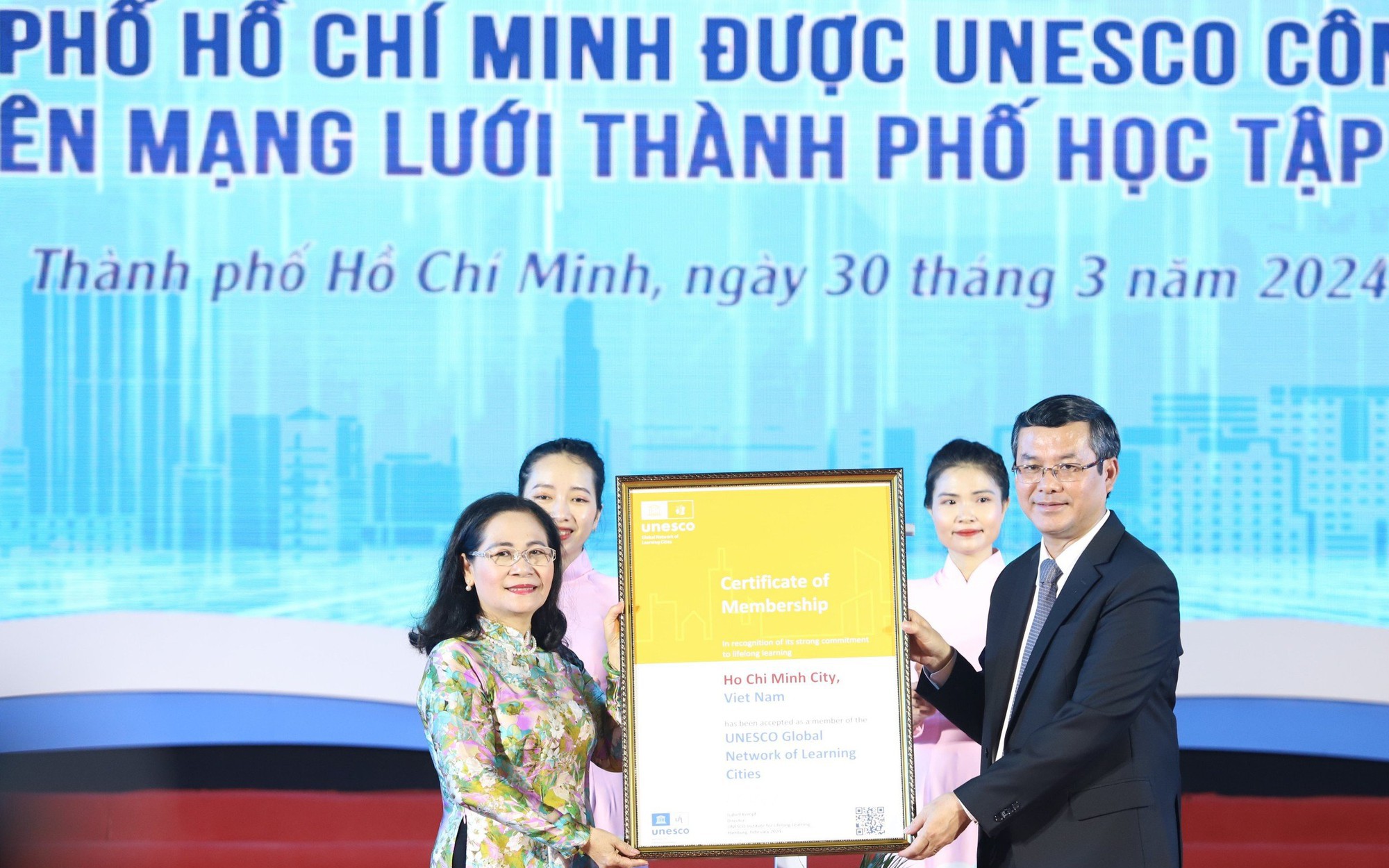 TPHCM đón Bằng công nhận 'Thành phố học tập toàn cầu' của UNESCO