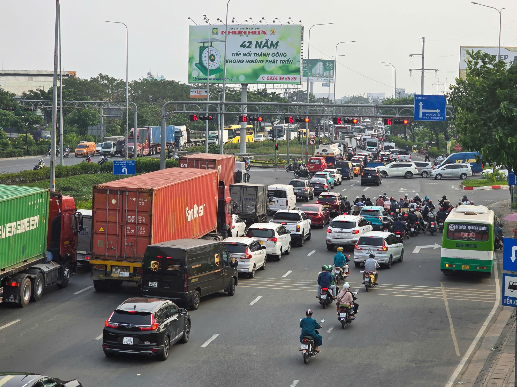 Người dân tấp nập về quê đón Tết Nguyên đán- Ảnh 3.