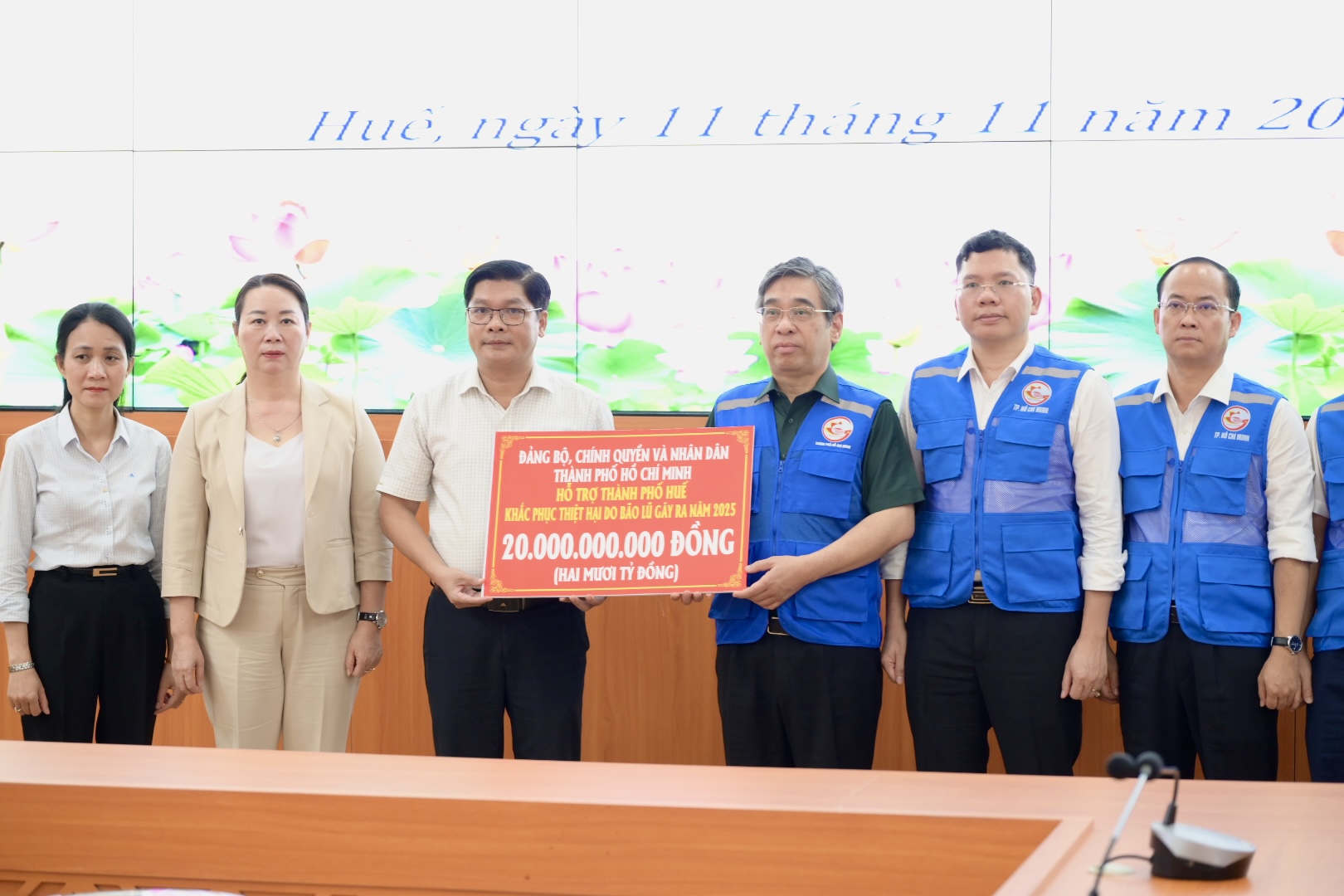 TPHCM hỗ trợ Huế và Đà Nẵng 35 tỷ đồng khắc phục hậu quả bão lũ- Ảnh 1. TPHCM hỗ trợ Huế và Đà Nẵng 35 tỷ đồng khắc phục hậu quả bão lũ- Ảnh 1.