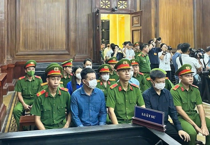 Tuyên phạt hoa hậu Thuỳ Tiên, Quang Linh Vlogs 2 năm tù về tội “Lừa dối khách hàng”.- Ảnh 1. Tuyên phạt hoa hậu Thuỳ Tiên, Quang Linh Vlogs 2 năm tù về tội “Lừa dối khách hàng”.- Ảnh 1.