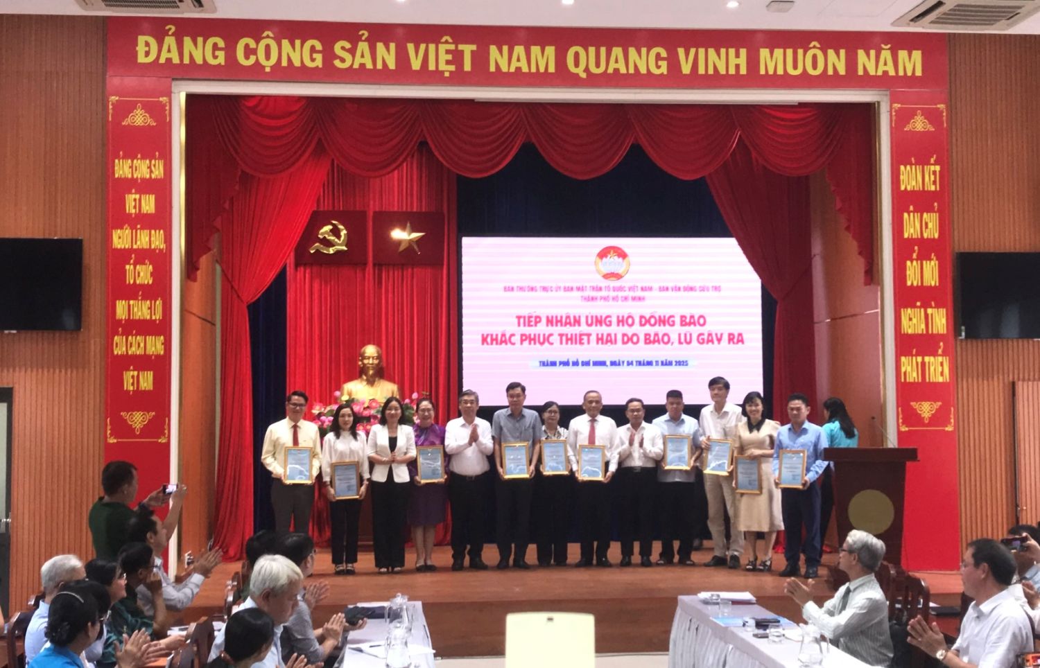 TPHCM tiếp nhận hơn 210 tỷ đồng hỗ trợ đồng bào vùng bão lũ- Ảnh 1. TPHCM tiếp nhận hơn 210 tỷ đồng hỗ trợ đồng bào vùng bão lũ- Ảnh 1.