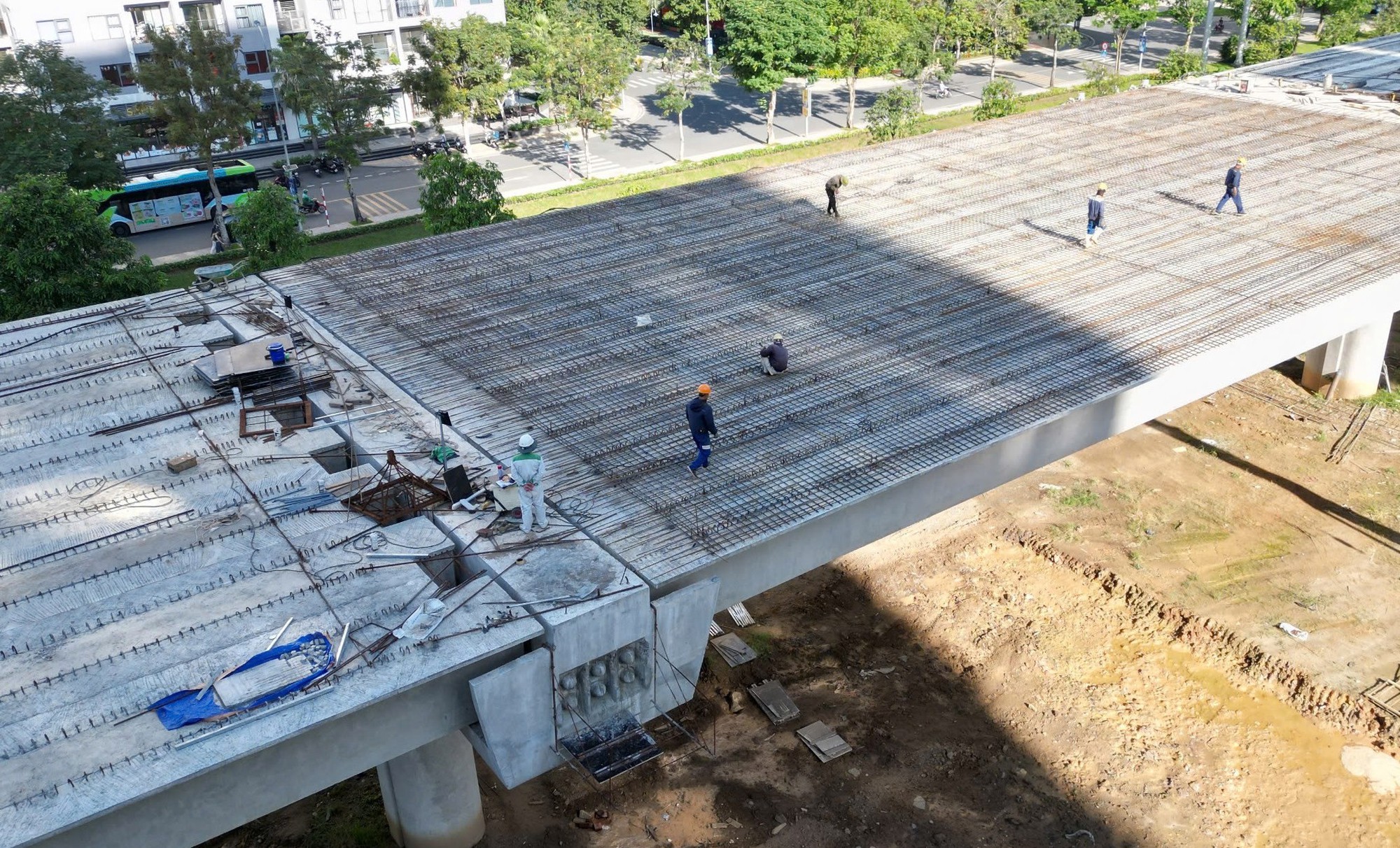 TPHCM: Tiếp tục đẩy mạnh đầu tư công, không để gián đoạn vì lý do “chờ sáp nhập”- Ảnh 1. TPHCM: Tiếp tục đẩy mạnh đầu tư công, không để gián đoạn vì lý do “chờ sáp nhập”- Ảnh 1.