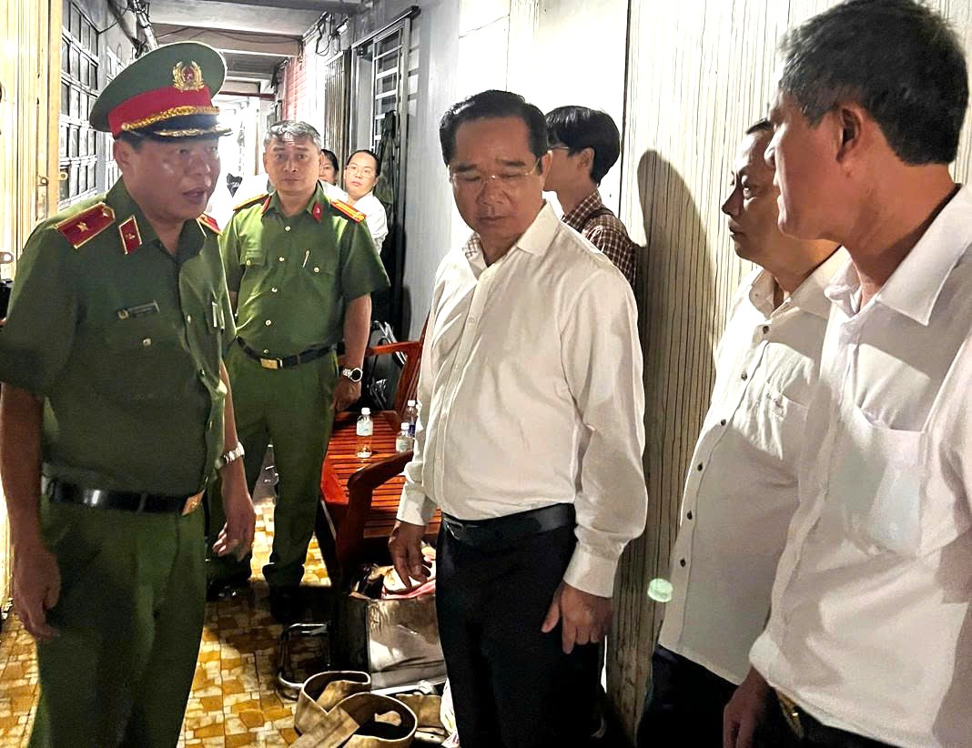 Chủ tịch UBND TPHCM đến hiện trường chỉ đạo khắc phục vụ cháy tại cư xá Độc Lập- Ảnh 2. Chủ tịch UBND TPHCM đến hiện trường chỉ đạo khắc phục vụ cháy tại cư xá Độc Lập- Ảnh 2.