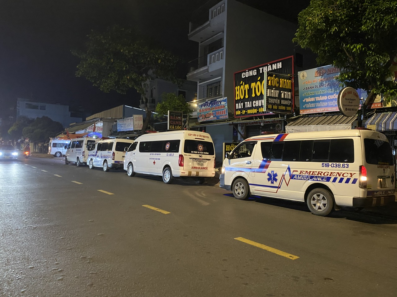 Chủ tịch UBND TPHCM đến hiện trường chỉ đạo khắc phục vụ cháy tại cư xá Độc Lập- Ảnh 3. Chủ tịch UBND TPHCM đến hiện trường chỉ đạo khắc phục vụ cháy tại cư xá Độc Lập- Ảnh 3.