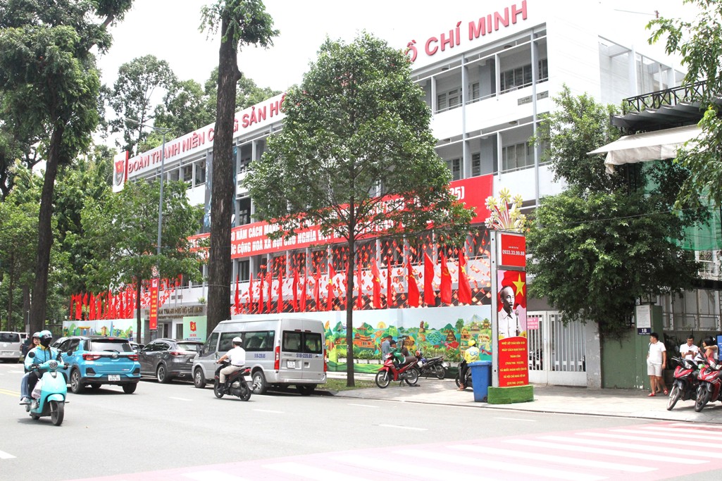 TPHCM rực rỡ sắc cờ, chào mừng 80 năm Cách mạng tháng Tám và Quốc khánh 2/9- Ảnh 3. TPHCM rực rỡ sắc cờ, chào mừng 80 năm Cách mạng tháng Tám và Quốc khánh 2/9- Ảnh 3.