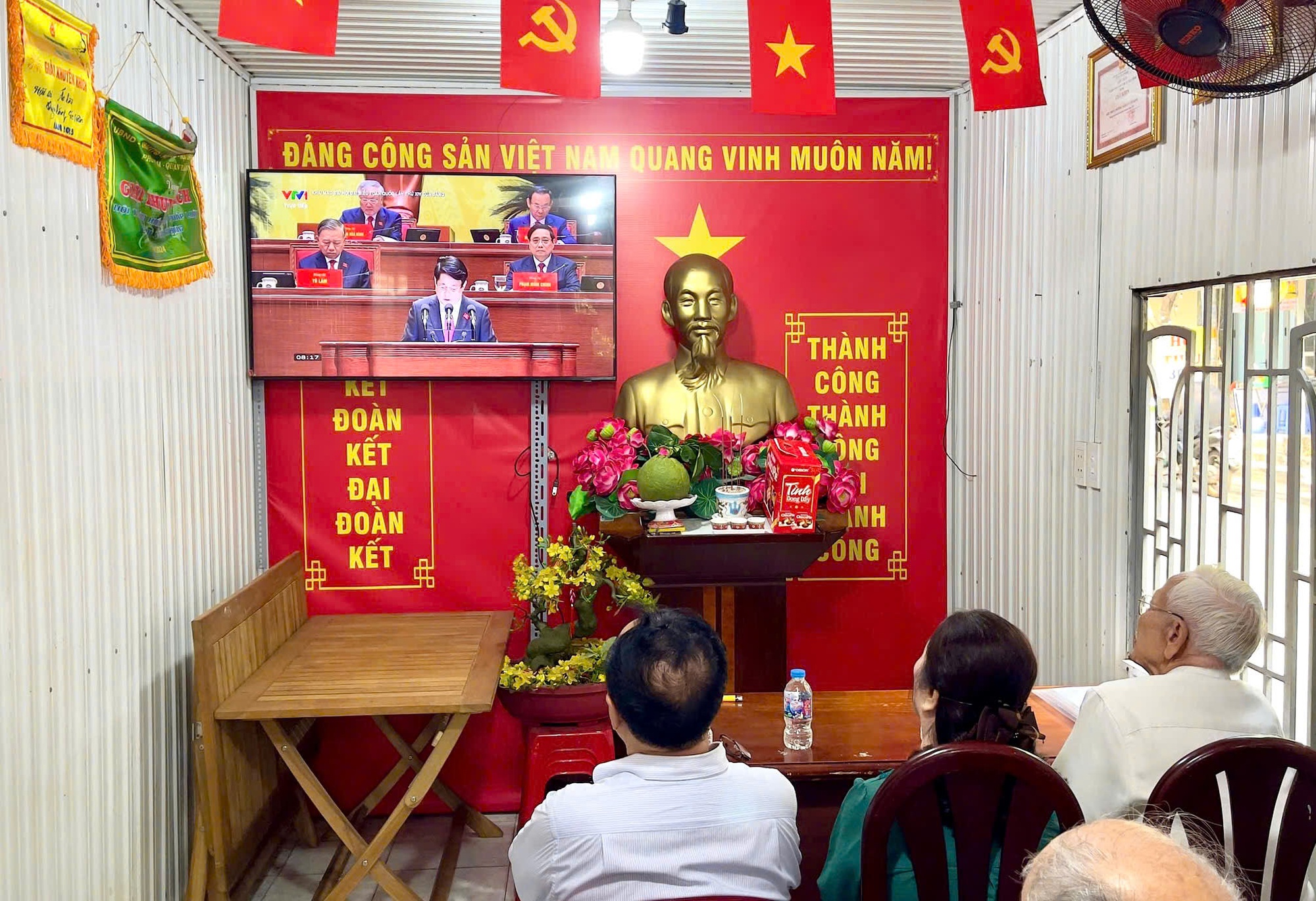 Người dân TPHCM phấn khởi theo dõi trực tiếp khai mạc Đại hội XIV của Đảng- Ảnh 3.