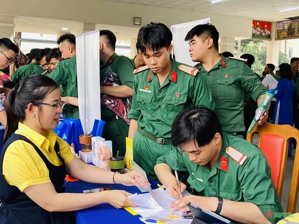 Tăng cường công tác đào tạo nghề, hỗ trợ việc làm cho thanh niên hoàn thành nghĩa vụ quân sự, nghĩa vụ công an- Ảnh 1. Tăng cường công tác đào tạo nghề, hỗ trợ việc làm cho thanh niên hoàn thành nghĩa vụ quân sự, nghĩa vụ công an- Ảnh 1.