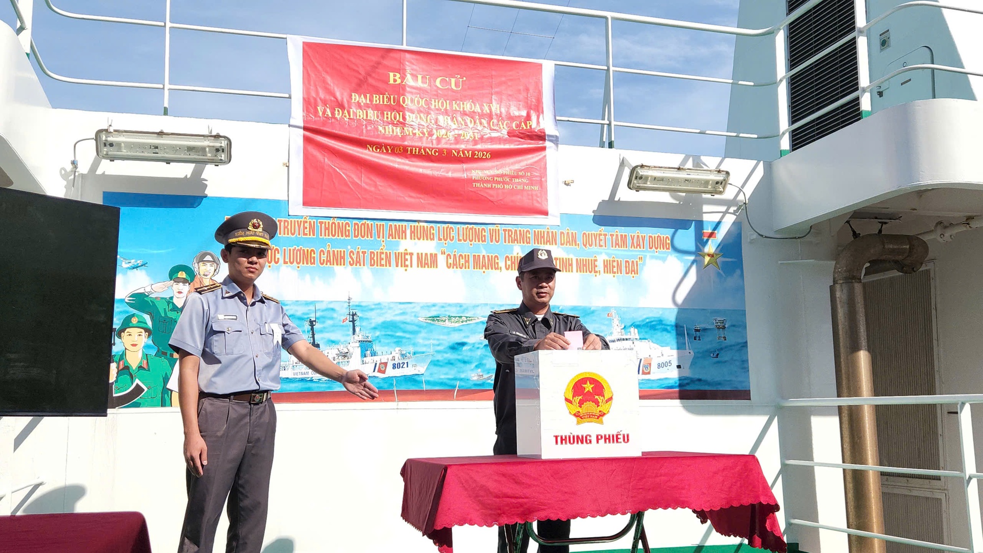 Lực lượng đang làm nhiệm vụ trên vùng biển chủ quyền của Tổ quốc thực hiện bầu cử sớm- Ảnh 4.
