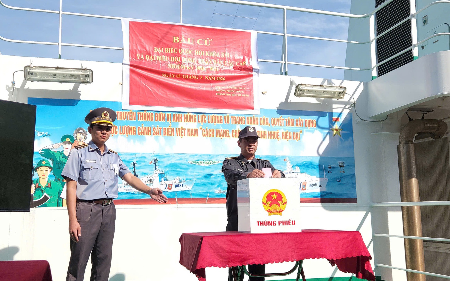 Lực lượng đang làm nhiệm vụ trên vùng biển chủ quyền của Tổ quốc thực hiện bầu cử sớm