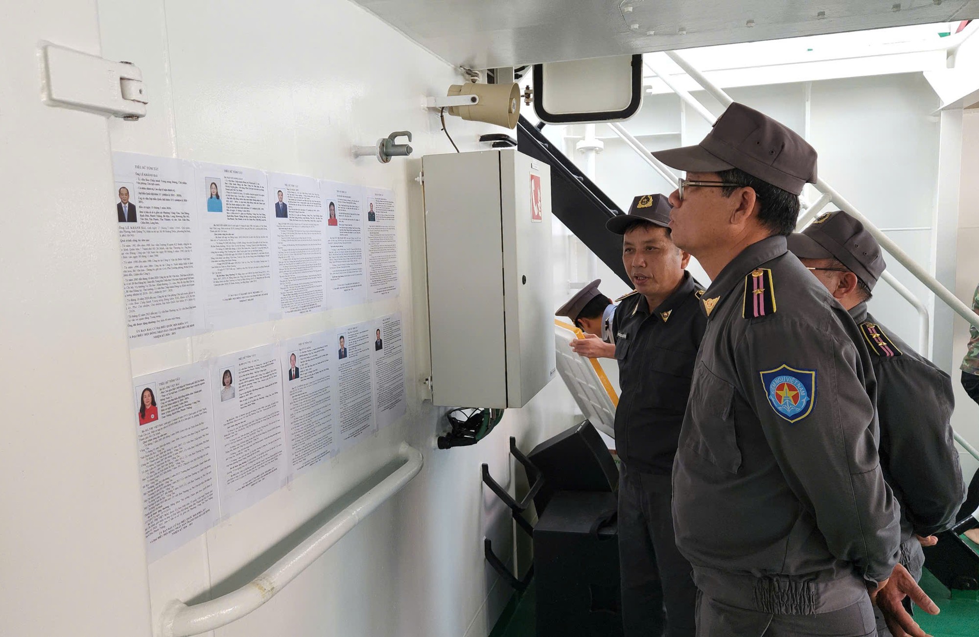 Lực lượng đang làm nhiệm vụ trên vùng biển chủ quyền của Tổ quốc thực hiện bầu cử sớm- Ảnh 2.