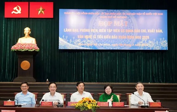 Lãnh đạo Thành phố gặp gỡ, tuyên dương nhà báo, văn nghệ sĩ tiêu biểu - Ảnh 1.