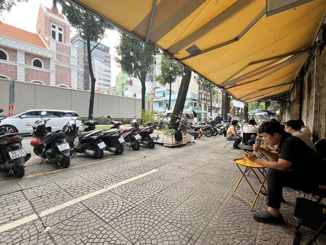 Thí điểm phần mềm quản lý, thu phí sử dụng lòng đường, vỉa hè- Ảnh 1. Thí điểm phần mềm quản lý, thu phí sử dụng lòng đường, vỉa hè- Ảnh 1.