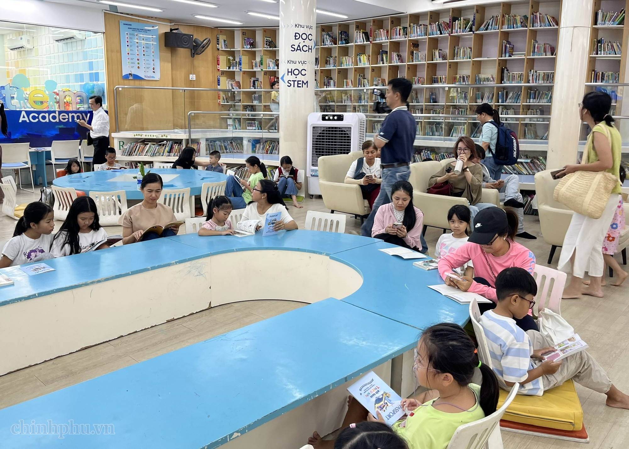 Sở GD&ĐT đề xuất cho tất cả học sinh mượn - trả sách giáo khoa miễn phí- Ảnh 1. Sở GD&ĐT đề xuất cho tất cả học sinh mượn - trả sách giáo khoa miễn phí- Ảnh 1.