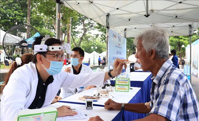 Hơn 1.000 người cao tuổi được khám sức khỏe miễn phí tại công viên Tao Đàn- Ảnh 2. Hơn 1.000 người cao tuổi được khám sức khỏe miễn phí tại công viên Tao Đàn- Ảnh 2.