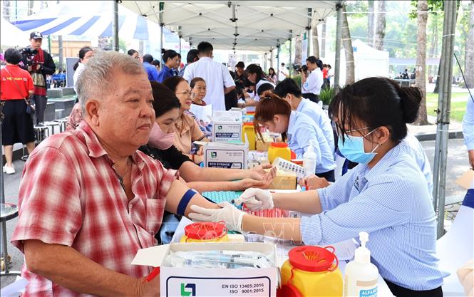 Hơn 1.000 người cao tuổi được khám sức khỏe miễn phí tại công viên Tao Đàn- Ảnh 1. Hơn 1.000 người cao tuổi được khám sức khỏe miễn phí tại công viên Tao Đàn- Ảnh 1.