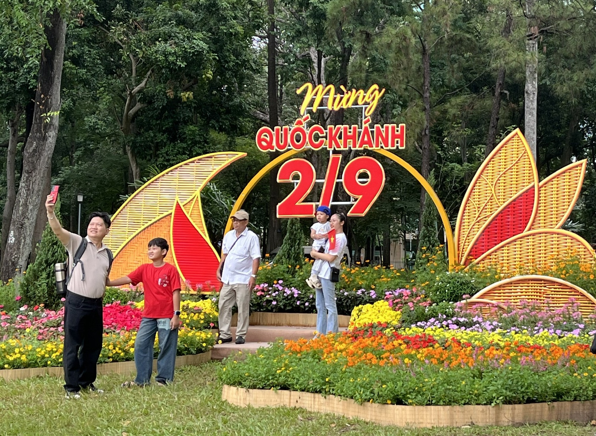 Thành phố rực rỡ cờ hoa chào mừng Quốc khánh 2/9- Ảnh 7.