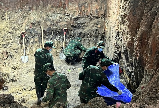 Đã quy tập được 197 bộ hài cốt liệt sĩ tại Công viên Lê Thị Riêng- Ảnh 1. Đã quy tập được 197 bộ hài cốt liệt sĩ tại Công viên Lê Thị Riêng- Ảnh 1.