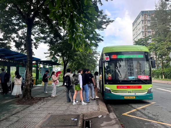 Tăng cường 13 xe buýt 80 chỗ phục vụ sinh viên Đại học Quốc gia TPHCM giờ cao điểm- Ảnh 1. Tăng cường 13 xe buýt 80 chỗ phục vụ sinh viên Đại học Quốc gia TPHCM giờ cao điểm- Ảnh 1.