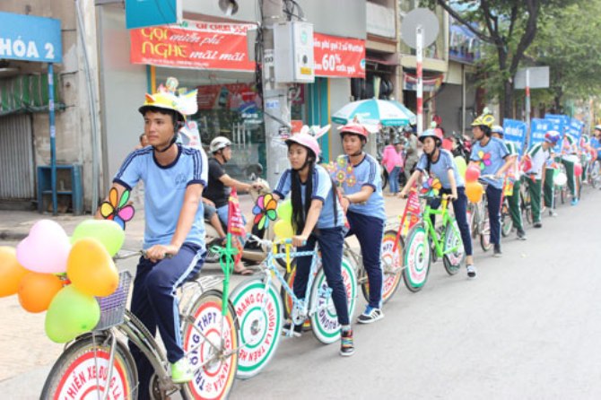 Thanh thiếu niên đi xe đạp điện xe máy điện không đội nón bảo hiểm Cần  nâng cao ý thức an toàn giao thông