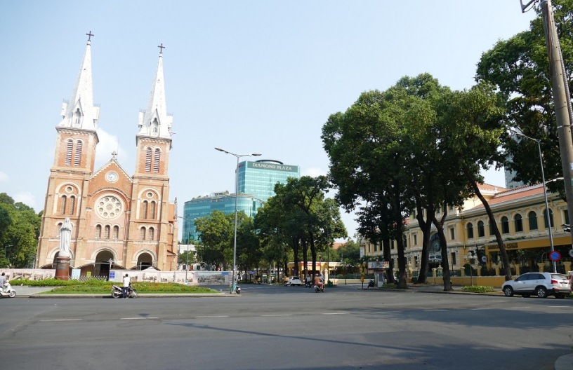 Đường phố Sài Gòn vắng vẻ trong ngày đầu cách ly toàn xã hội