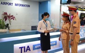 Tuyên truyền ATGT cho người nước ngoài tại ga quốc tế Tân Sơn Nhất