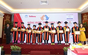 Trao 140 suất học bổng 'Nâng bước thủ khoa' 2022
