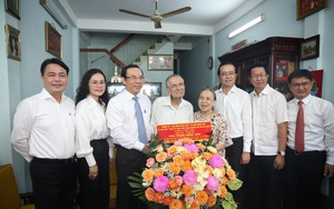 Lãnh đạo TPHCM thăm, chúc mừng các nhà giáo tiêu biểu