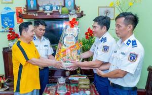 Cảnh sát biển tặng quà Tết cho ngư dân có hoàn cảnh khó khăn, gia đình chính sách