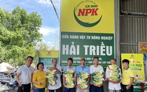 Ra mắt Chi hội Nông dân tỷ phú TPHCM- Ảnh 4. Phân bón Cà Mau đồng hành cùng nông dân Việt: Tặng phân bón, đón mùa vàng