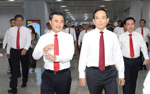 Bí thư Thành ủy TPHCM cùng các đại biểu tham quan tuyến Metro số 1
