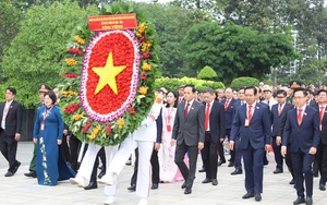 Đại biểu TPHCM dâng hương, dâng hoa Chủ tịch Hồ Chí Minh và các Anh hùng liệt sĩ trước Phiên trù bị