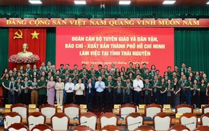 Đoàn đại biểu TPHCM tặng quà bà con bị ảnh hưởng lũ lụt tỉnh Thái Nguyên