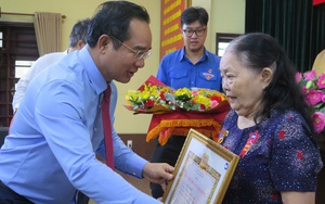Chủ tịch UBND TPHCM trao huy hiệu Đảng cho đảng viên Quận 1