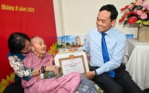 Bí thư Thành ủy TPHCM trao Huy hiệu 80 năm tuổi Đảng cho đảng viên lão thành